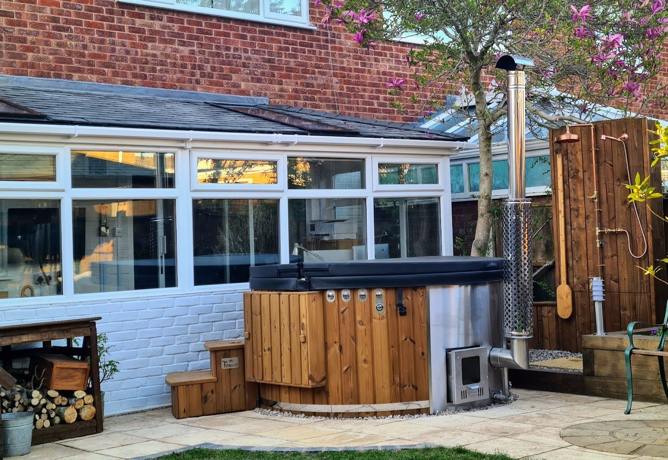 Houten hottub voor buiten in een Nederlandse tuin