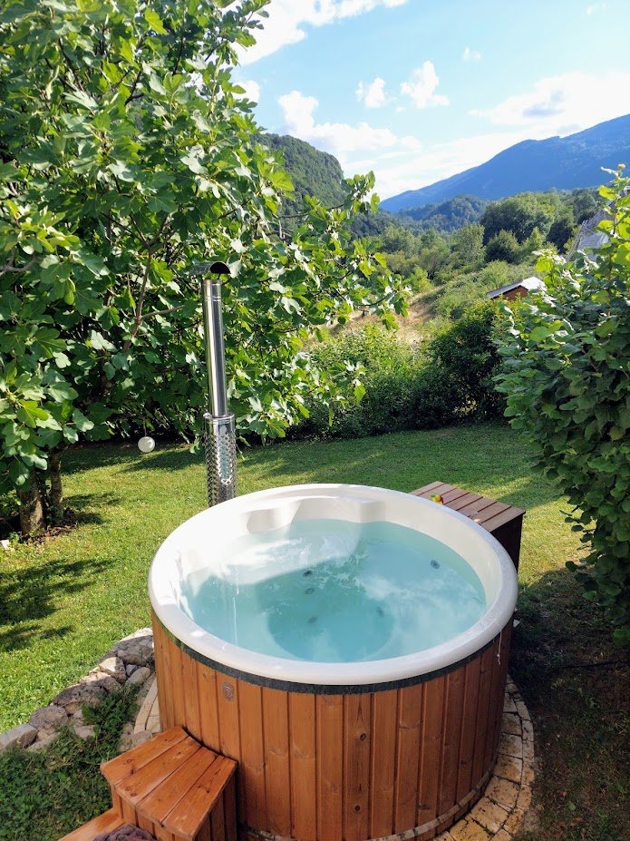 Houten hottub voor buiten in een Nederlandse tuin