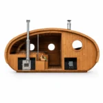 Brede ovale houten sauna-hottubcombinatie met geopende voorzijde, open hottub links, geïntegreerde houtkachel en hoge schoorsteen, centrale doorgang en gesloten sauna rechts met rond raam en tweede kachel op witte achtergrond.