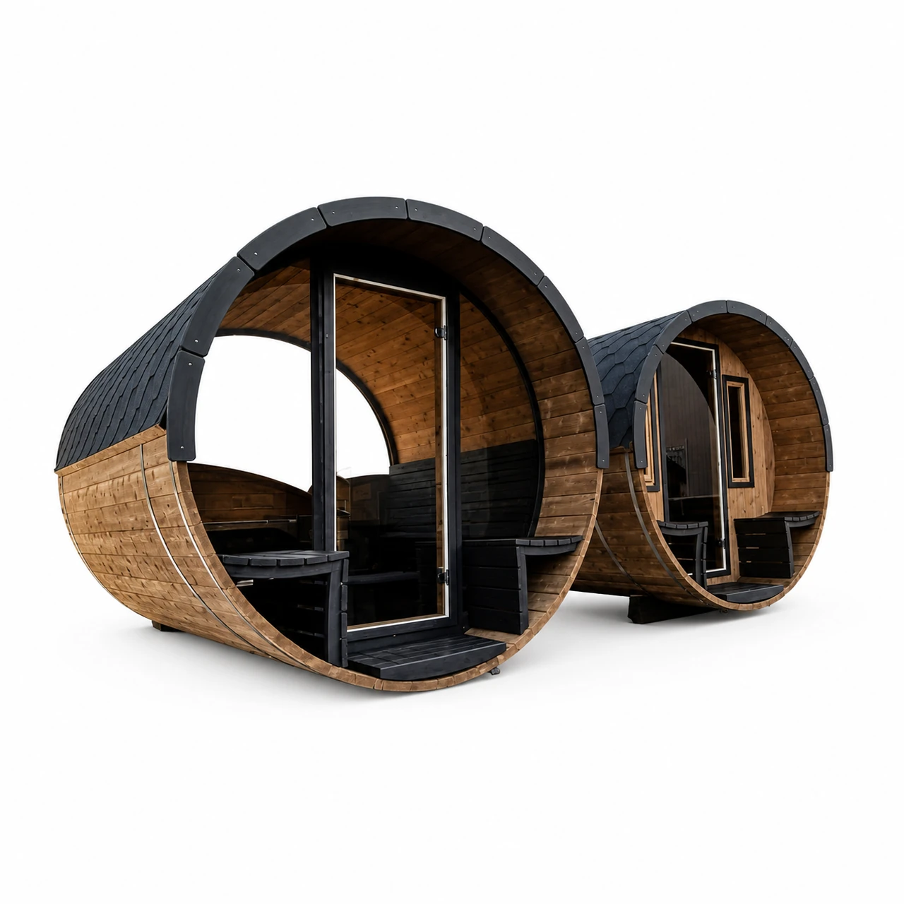 Twee ronde houten buitensauna's met donker shingledak; de voorste heeft een gebogen panoramaglazen front met centrale glazen deur en de achterste een houten front met deur en twee smalle ramen, op witte achtergrond.