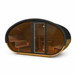 Ovale houten buitensauna met donker shingledak, brede gebogen panoramaglazen voorzijde, centrale glazen deur en houten banken binnenin op witte achtergrond.