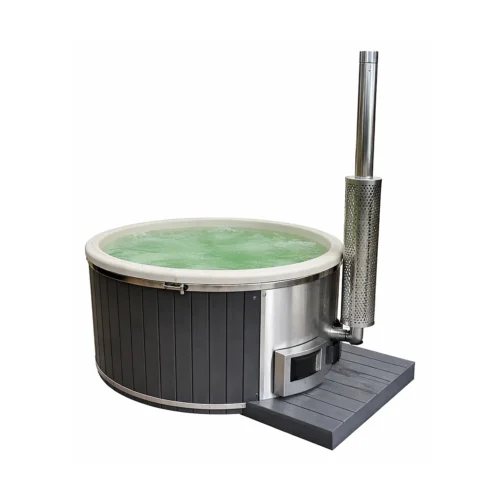 TimberIN pellet hottub met lichte kuip, donkere buitenbekleding, geïntegreerde kachel en hoge schoorsteen in studio-opstelling