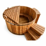 Ronde volledig houten hottub van donker hout met hoekige houten binnenbanken, half gesloten houten afdekking, twee donkere spanbanden, afvoeruitloop, brede houten opstap en rechthoekige houten omkasting op witte achtergrond.