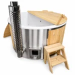 Ronde hottub met witte binnenkuip, houtbekleding, geïntegreerde houtkachel, hoge roestvrijstalen schoorsteen met zwarte hittebeschermer, houten afdekking en houten trap met twee treden op witte achtergrond.