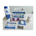 Onderdelen van een AquaFinesse hottub-waterverzorgingsset, waaronder een fles, Switch Kit-doos en handleiding, maatbeker, witte pot, SpaClean-tablet en TimberIN-plaatje op witte achtergrond.