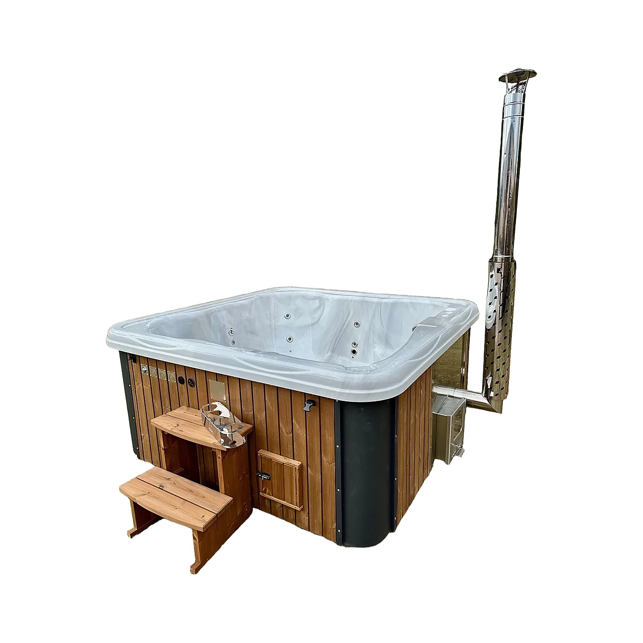 Vierkante TimberIN Nordic Square acryl hottub met wit gemarmerde kuip, thermohouten bekleding, zwarte hoekpanelen, houten trap, externe houtkachel en hoge schoorsteen op witte achtergrond.