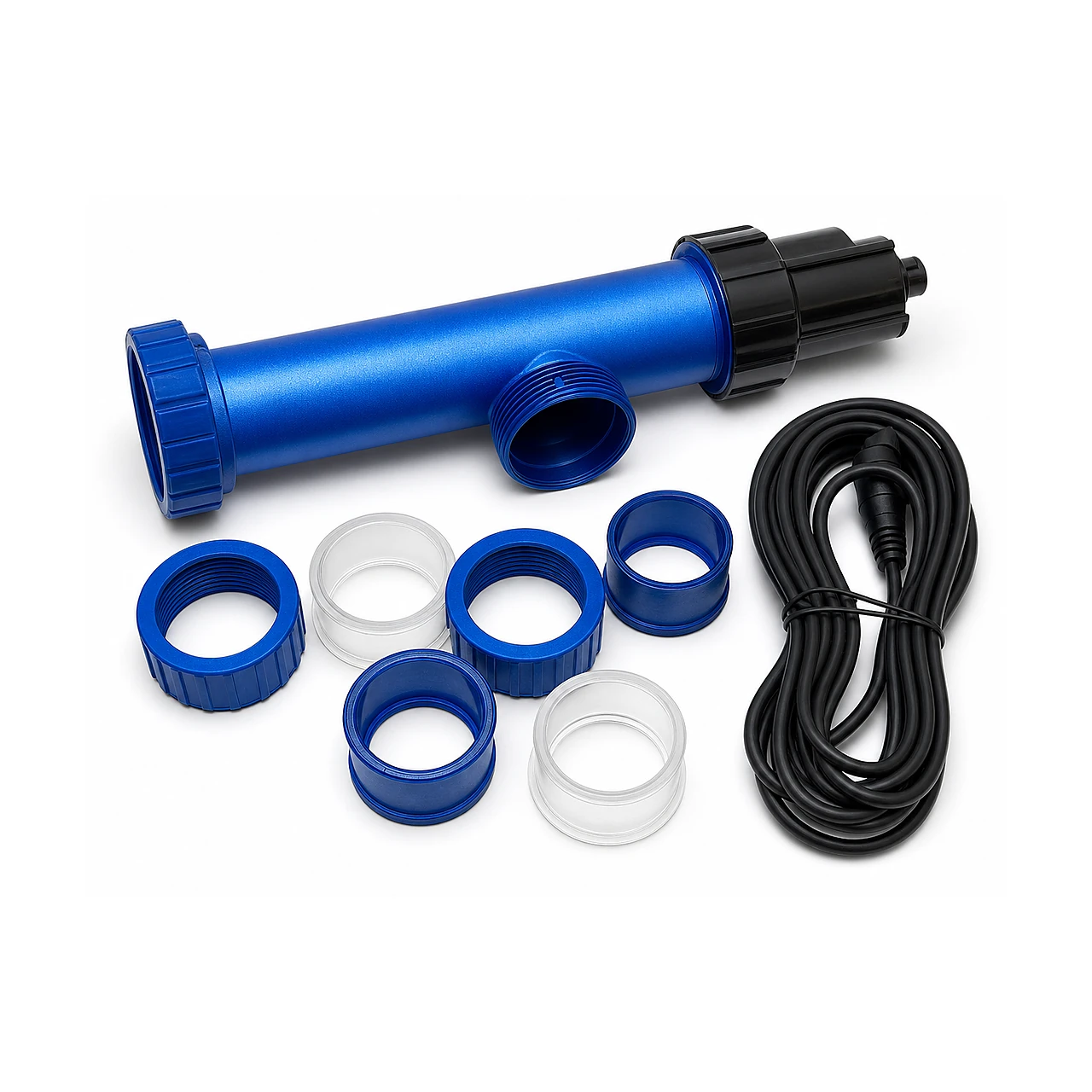 Blauw buisvormig UV-C-waterfilter met zwart lamphuis, zwarte voedingskabel en losse blauw-transparante aansluitkoppelingen op witte achtergrond.