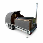 Mobiele combinatie van een podvormige houten buitensauna en afgedekte hottub op een dubbelassige aanhangwagen, met donker shingledak, houten deur met raam, externe roestvrijstalen kachel, hoge schoorsteen en stabilisatiepoten op witte achtergrond.