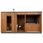Langwerpige moderne houten tuinspa met sauna en venster links, open middendeel, overdekte hottub met donkere afdekking rechts, lage zwarte dakrand en metalen schoorsteen op witte achtergrond.