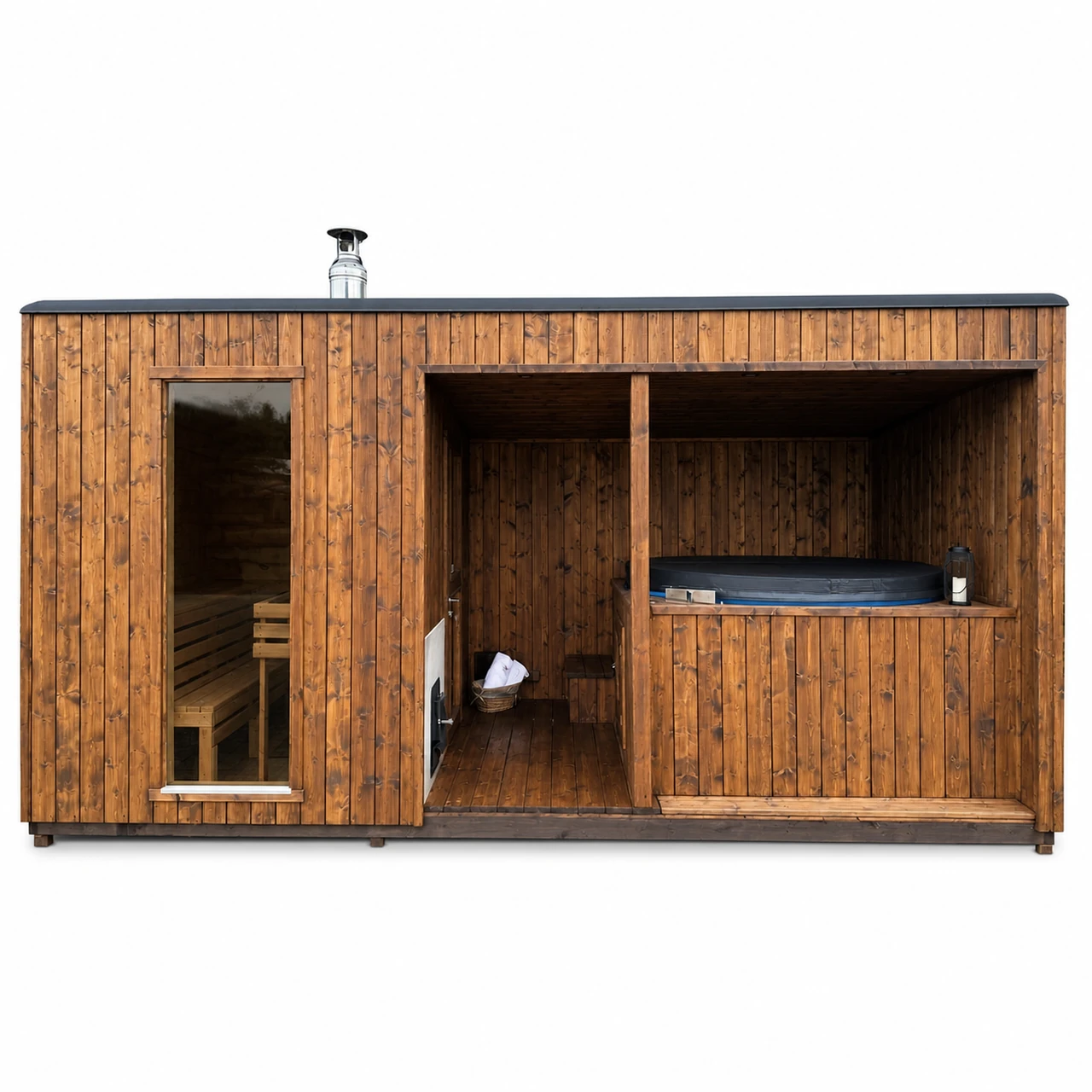 Langwerpige moderne houten tuinspa met sauna en venster links, open middendeel, overdekte hottub met donkere afdekking rechts, lage zwarte dakrand en metalen schoorsteen op witte achtergrond.