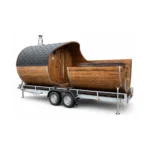 Mobiele combinatie van een tonvormige houten buitensauna en open hottub op een dubbelassige aanhangwagen, met donker shingledak, centrale houten deur, roestvrijstalen schoorsteen en stabilisatiepoten op witte achtergrond.
