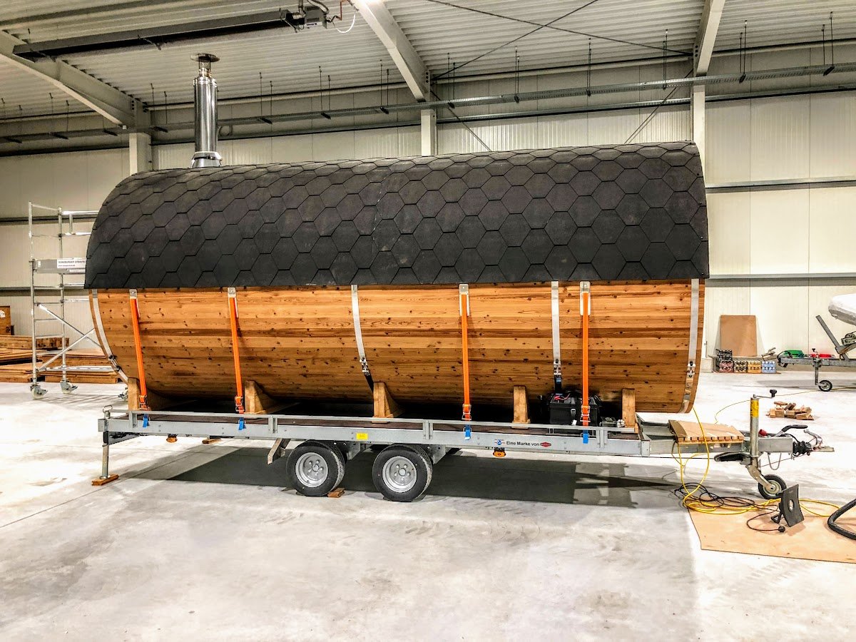 TimberIN barrelsauna in de productieruimte, vastgezet op een transportwagen