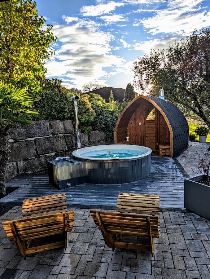 TimberIN-hottub en Pod-sauna in een aangelegde tuin