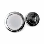 Twee ronde LED-lampen voor hottubs met glanzende roestvrijstalen randen, één lichte lens en één donkere lens op witte achtergrond.