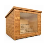 TimberIN Nordic Vista rechthoekige houten buitensauna met horizontale thermohouten bekleding, schuin dak, volledig glazen voorgevel en houten binnenbanken op witte achtergrond.