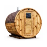 TimberIN Nordic Barrel Classic ronde houten barrelsauna met naturel houten voorgevel, houten deur met vierkant raam, bruin shingledak, metalen spanbanden, schoorsteen en houten onderstel op witte achtergrond.