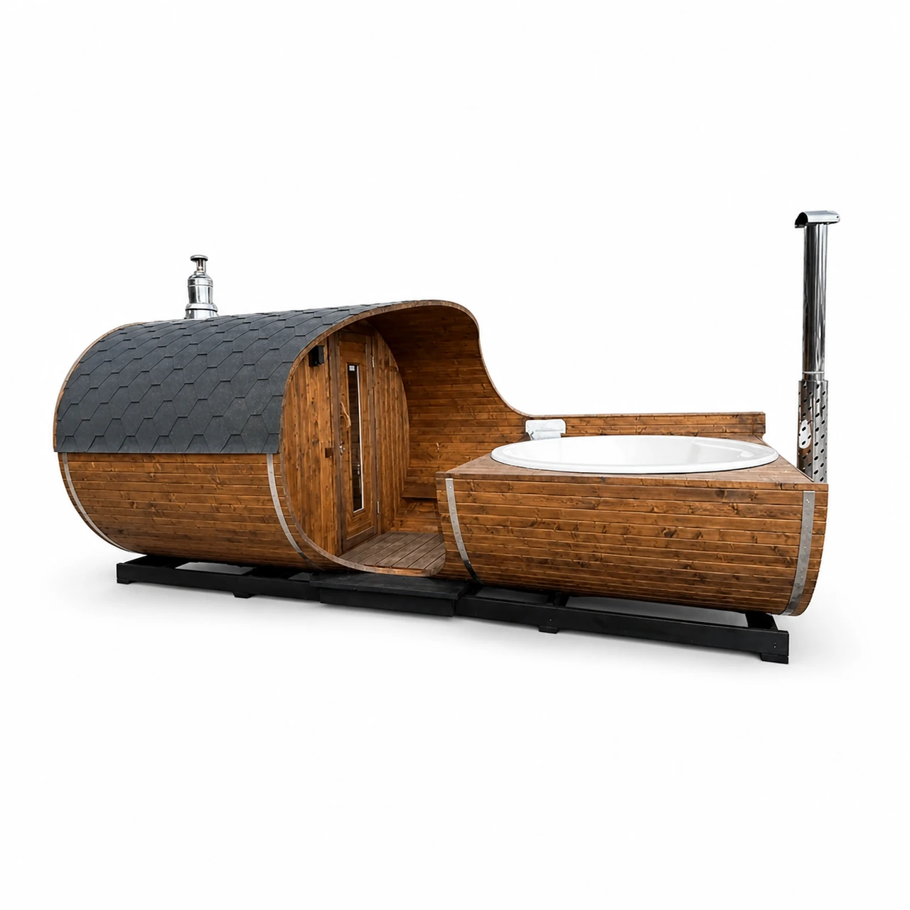 TimberIN Nordic Barrel Duo met ronde houten barrelsauna, donker shingledak en deur, aangrenzende vierkante hottub met witte kuip, houten ombouw en twee schoorstenen op witte achtergrond.