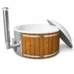 TimberIN Nordic Core ronde houten hottub met witte kuip, geïntegreerde roestvrijstalen houtkachel, hoge schoorsteen met geperforeerd hitteschild en schuin openstaande witte geïsoleerde afdekking op witte achtergrond.