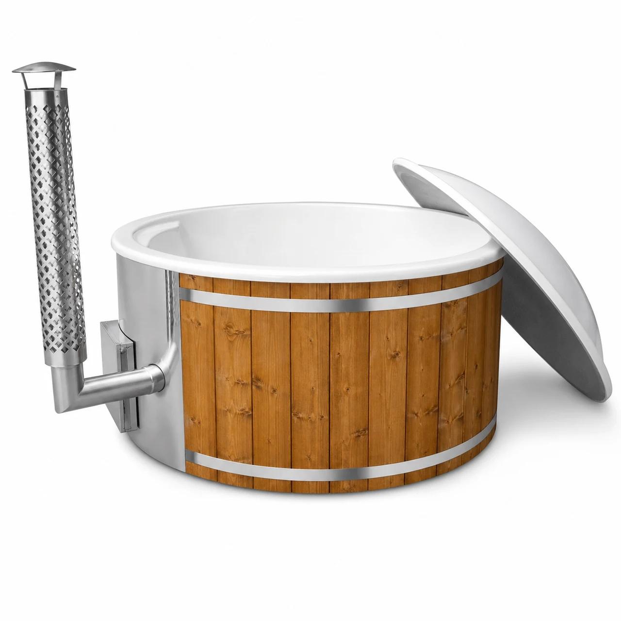 TimberIN Nordic Core ronde houten hottub met witte kuip, geïntegreerde roestvrijstalen houtkachel, hoge schoorsteen met geperforeerd hitteschild en schuin openstaande witte geïsoleerde afdekking op witte achtergrond.