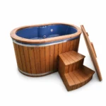 Ovale houten hottub voor twee personen met blauwe kuip, twee geïntegreerde zitplaatsen, metalen spanbanden, houten tweedelige opstap en rechtopstaande houten afdekking op witte achtergrond.