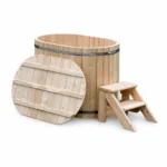 TimberIN Nordic Duo Wood ovale massief houten hottub met twee zwarte spanbanden, ovale houten afdekking en houten opstap met twee treden op witte achtergrond.