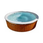 TimberIN Nordic Family Electric ronde houten hottub met witte gevormde kuip, brede witte rand, blauw bruisend water en drie ronde metalen bedieningselementen in de buitenbekleding op witte achtergrond.