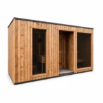 Grote rechthoekige houten buitensauna met verticale houten gevelbekleding, donker plat dak, twee hoge glazen zijramen en terugliggende open entree met houten binnendeur op witte achtergrond.