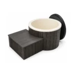 TimberIN Nordic Ice rond koudwaterbad met donkere verticale houten bekleding, crèmekleurige kuip, opstaande zwarte afdekking en groot bijpassend rechthoekig houten opstapblok op witte achtergrond.
