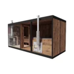 TimberIN Nordic Modular Spa buitenmodule met zwart frame en houten gevels, glazen sauna met kachel, centrale doorgang en overdekte ronde hottub met houtkachel en schoorsteen op witte achtergrond.