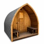 TimberIN Nordic Pod Porch boogvormige houten buitensauna met donker shingledak, overdekte veranda, centrale houten deur met raam en houten banken aan beide zijden op witte achtergrond.