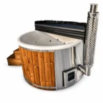 TimberIN Nordic Rojal hottub met lichte glasvezelkuip en massagejets, thermohouten bekleding, geïntegreerde roestvrijstalen houtkachel, schoorsteen, zwarte geïsoleerde afdekking en houten trap op witte achtergrond.