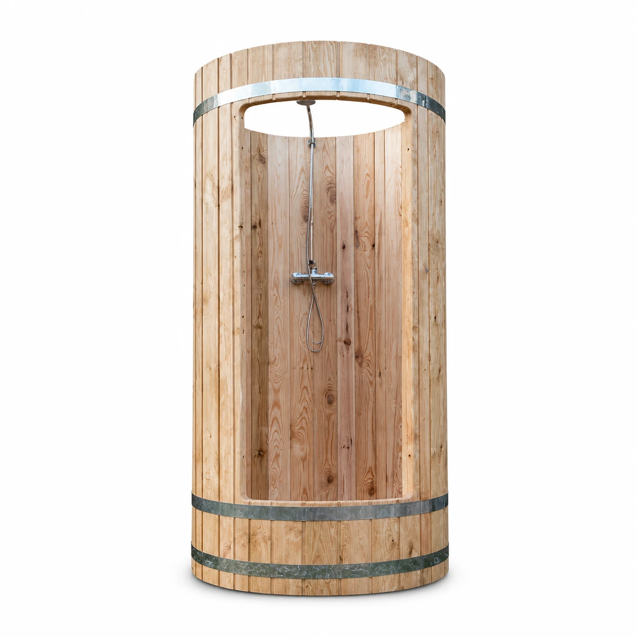 TimberIN Nordic Shower Barrel cilindrische houten buitendouche met open voorzijde, metalen spanbanden, mengkraan, flexibele doucheslang en ronde douchekop op witte achtergrond.