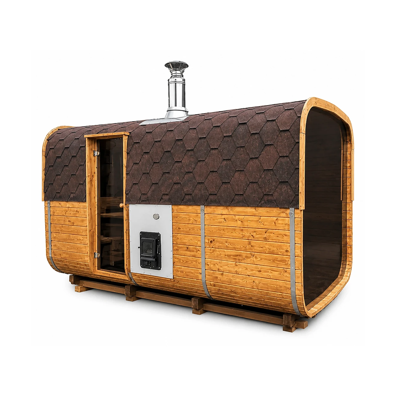 TimberIN Nordic Square Barrel rechthoekige houten buitensauna met afgeronde hoeken, bruin shingledak, glazen deur, zichtbare kacheldeur, schoorsteen en open voorportaal op witte achtergrond.