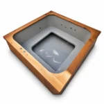 TimberIN Nordic Square vierkante houten hottub met grijze gevormde kuip, omlopende zitbank, verdiept middenvak en meerdere massagejets op witte achtergrond.