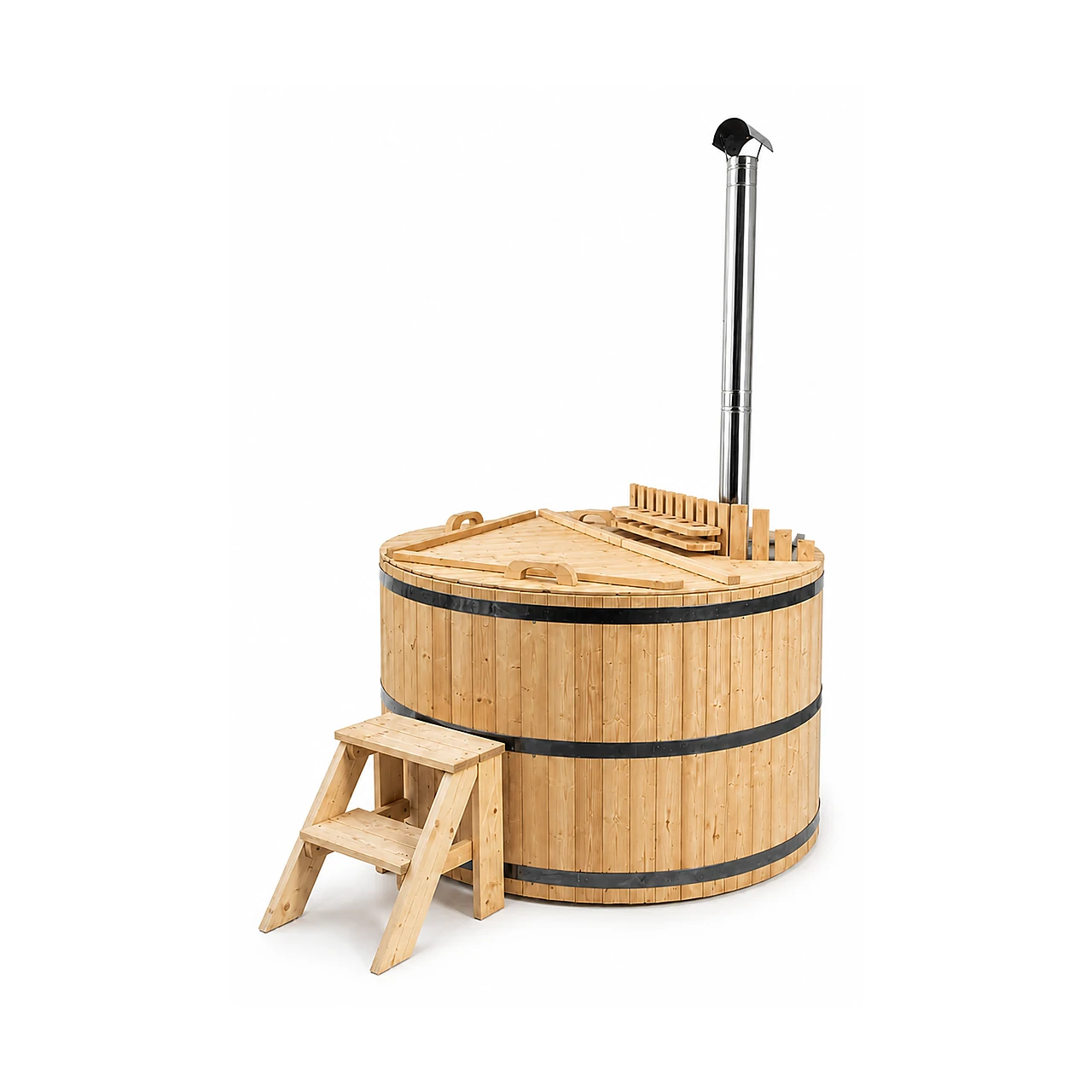 Ronde massief houten hottub met licht houten buitenwand, drie donkere spanbanden, gesloten tweedelige houten afdekking, afgeschermde interne houtkachel, hoge roestvrijstalen schoorsteen en houten opstap met twee treden op witte achtergrond.
