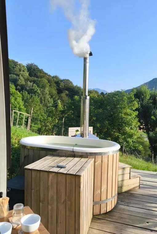 Houten TimberIN-hottub met externe kachel op een terras