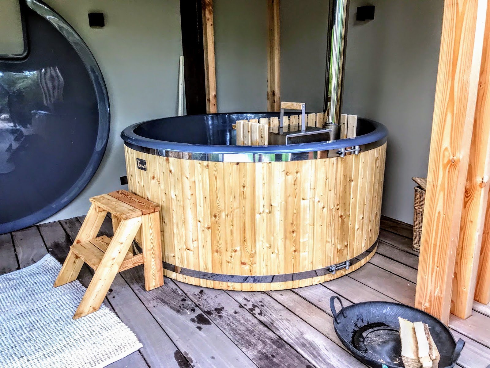 Houten hottub met interne kachel onder een overkapping