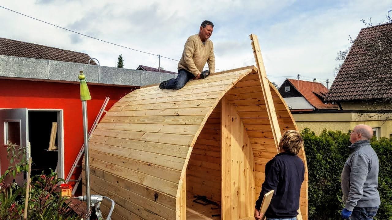 Opbouw van een barrelsauna in een tuin