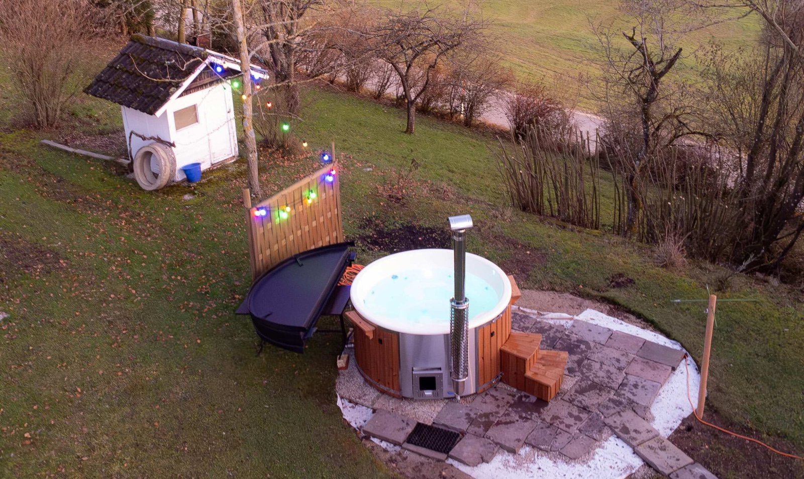 Ronde hottub in de tuin met vrije ruimte rondom voor techniek en toegang