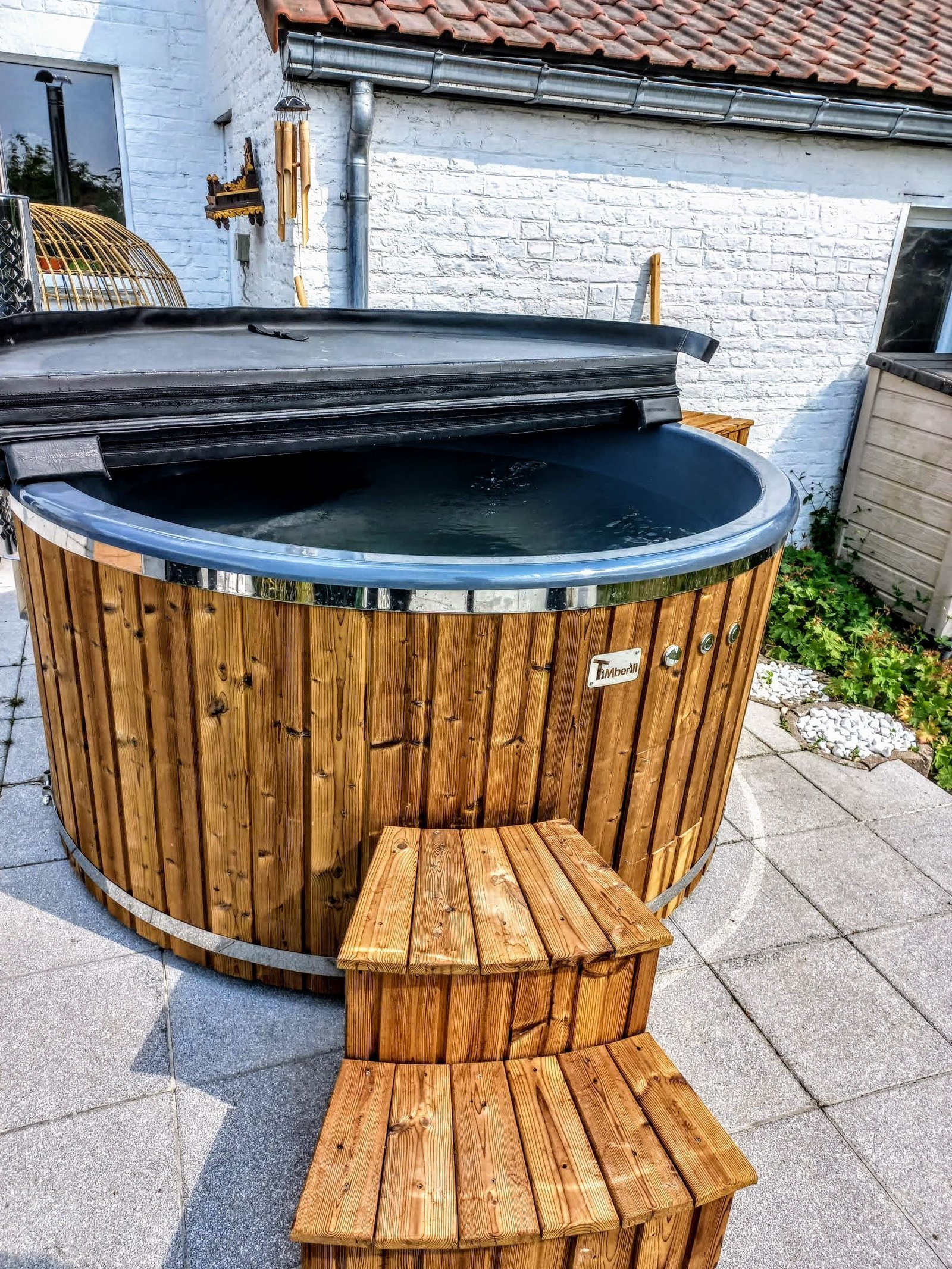 Hottub met afdekking en houten instaptrap