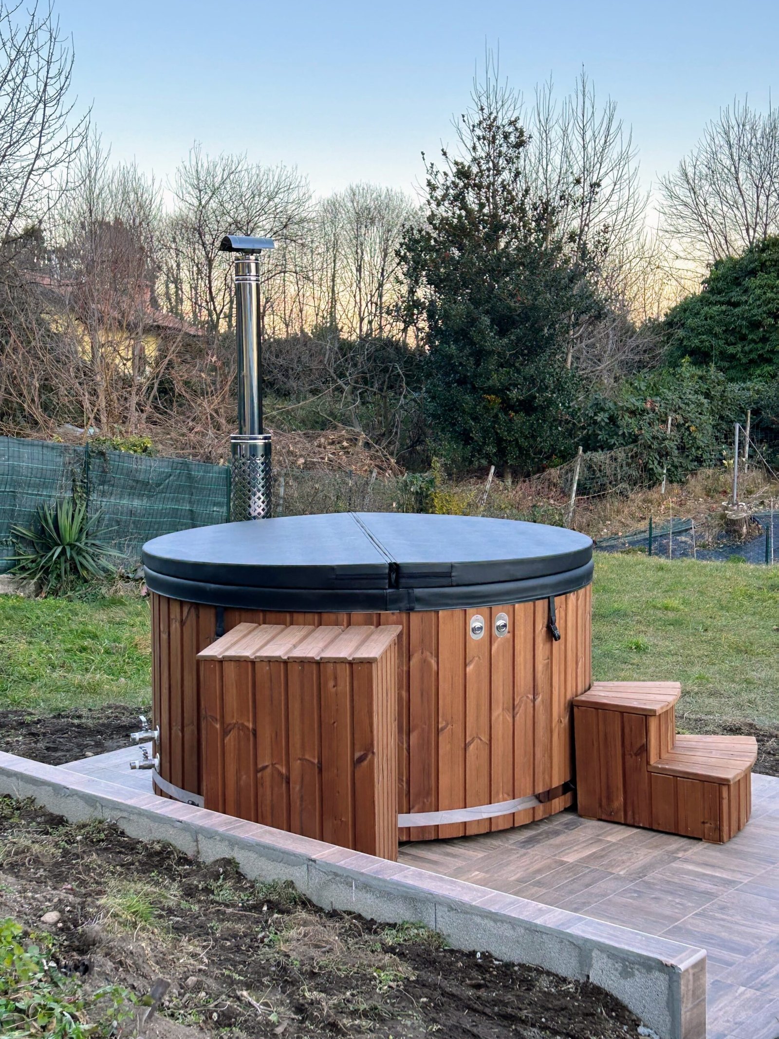 Hottub met afdekking, trap en bereikbare servicezijde
