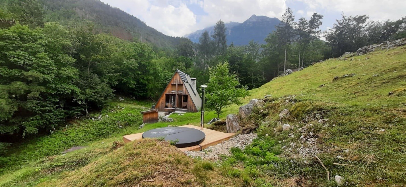 Hottub ingebouwd in een houten terras, volledig afgewerkt