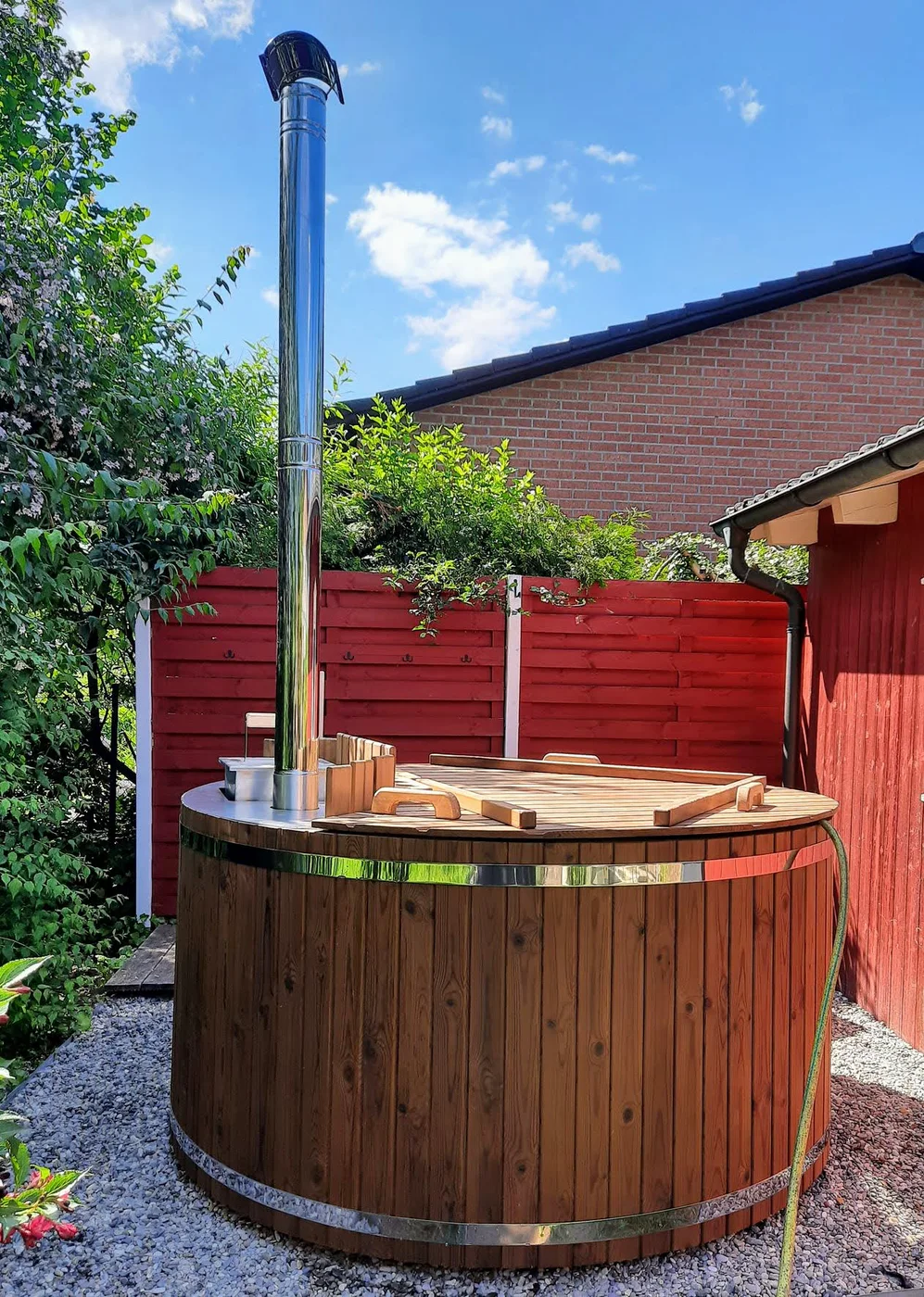 Volledig houten TimberIN hottub in een tuin