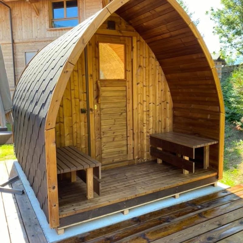 Houten buitenbekleding, dak, deur en veranda van een buitensauna; TimberIN-archieffoto uit 2020