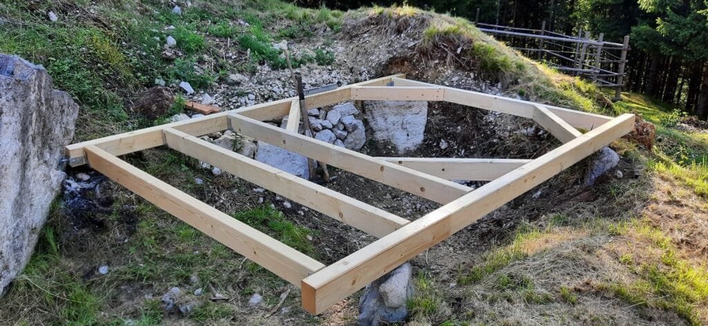 Houten constructie met technische reservering voor de kachel van een ingebouwde hottub