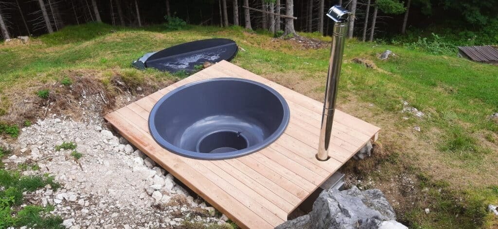 Rookkanaal van een houtkachel naast een ingebouwde hottub