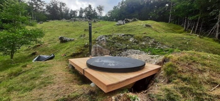 Afgedekte hottub in een houten terras in een groene tuin
