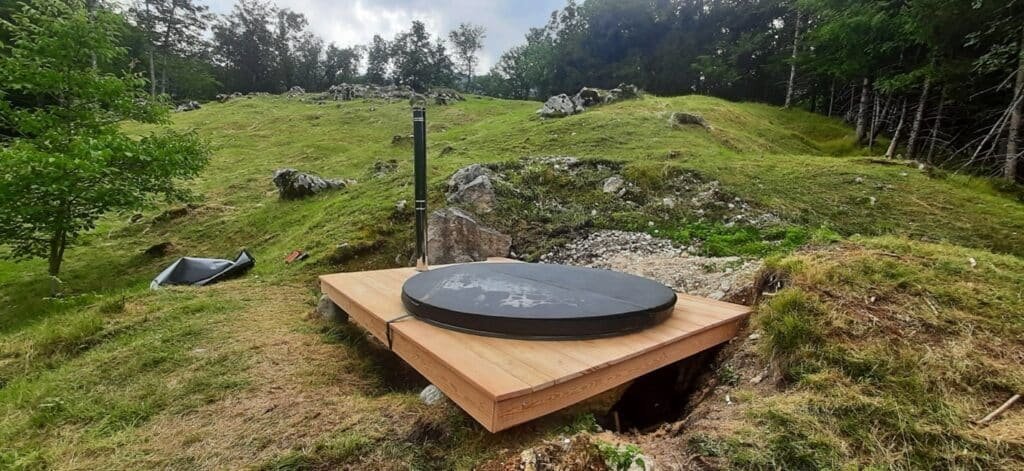 Afdekking van een hottub die in een terras is ingebouwd