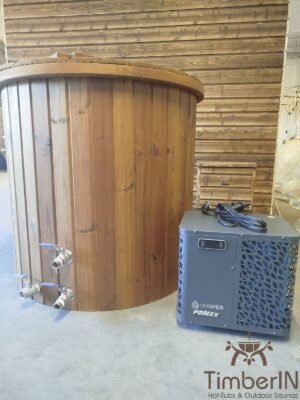 TimberIN Icetub-koudwaterbad in een werkplaats, met thermohouten bekleding, rvs binnenkuip, twee aftapkranen en een aangesloten grijs koelaggregaat rechts