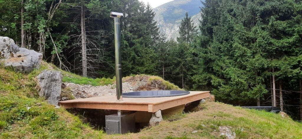 Installatie van een externe houtkachel naast een ingebouwde hottub